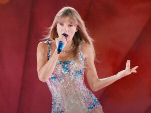 Taylor Swift perform Live